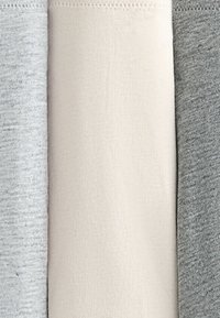 Három textileminta: világosszürke, bézs és sötétszürke. Mindegyik sima, finom textúraváltozásokkal, és nincsenek kifejezett minták vagy díszítések.