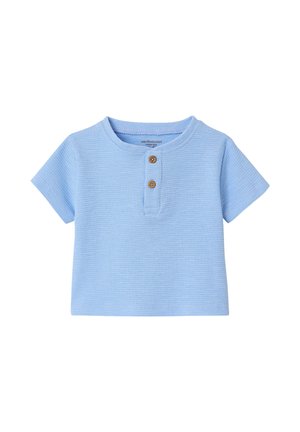 Hellblaues Babyshirt mit kurzen Ärmeln, strukturiertem Stoff und zwei braunen Knöpfen auf der vorderen Knopfleiste.