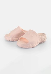 Rosa sandle i skovärld av texturerad gummi, med öppna tår och böjda sulor med en uttalad, buktande design.