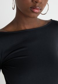 Hollister Co. EMEA FLAT SEAMLESS BOAT NECK - Ilgarankovis viršutinės dalies drabužis - casual black