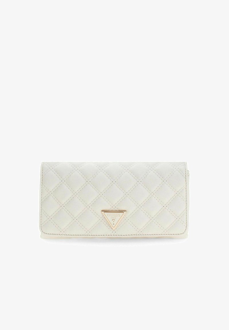 Porte-monnaie en cuir matelassé blanc avec le logo triangulaire doré de Guess centré sur le rabat avant, de forme rectangulaire, texture lisse.