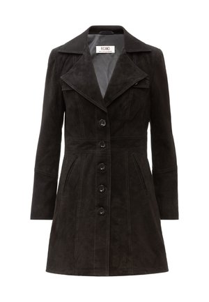 Manteau long en daim noir à manches longues avec larges revers, fermeture à boutons sur le devant, poches à rabat et taille cintrée.