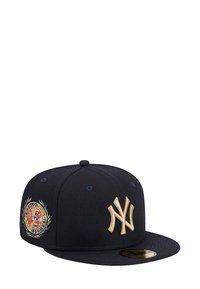 Casquette de baseball bleu marine en tissu, ornée d'un logo des New York Yankees brodé en or et d'un patch circulaire des World Series sur le côté.