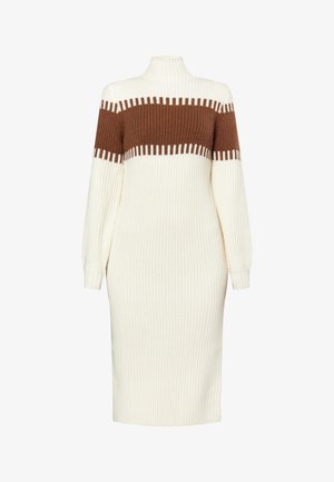 Krémszínű kötött ruha barna vízszintes csíkkal, magas nyakkivágással és hosszú ujjakkal. Bordás textúrával és oldalsó hasítékokkal a szegésnél.