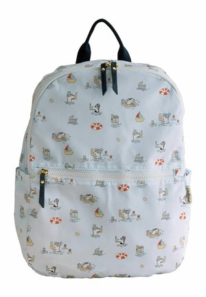 Fehér hátizsák rajzfilmszerű állatúszókkal, vitorlásokkal, mentőgyűrűkkel és gumimatricákkal mintázva, elülső cipzáras zsebbel és fekete fogantyúval.