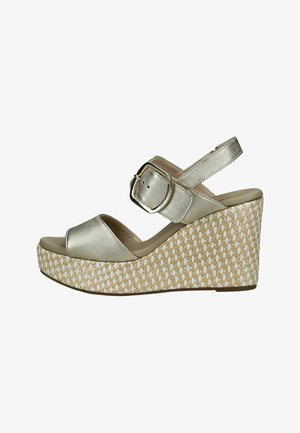 Sandalo con zeppa con cinturini metallici dorati, grande fibbia quadrata e suola a zeppa intrecciata beige e bianca.