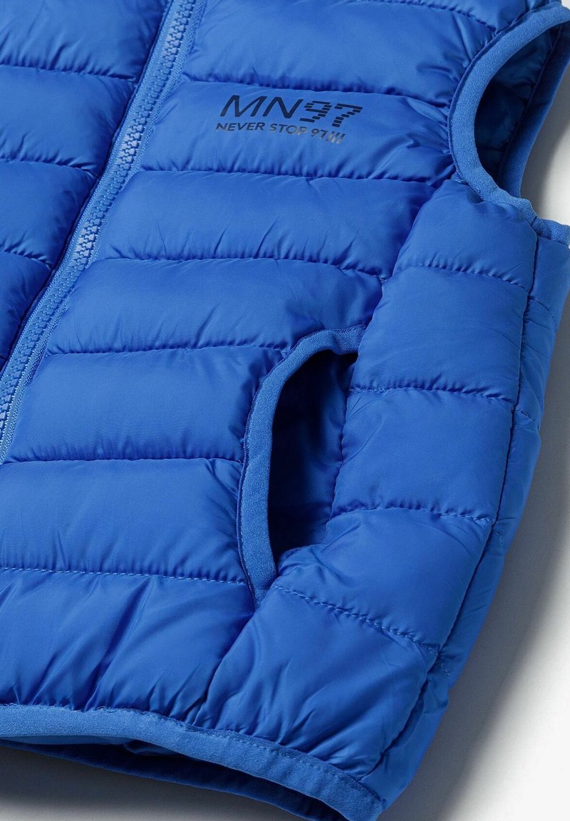 Gilet rembourré bleu avec un motif matelassé horizontal, doté d'une fermeture éclair sur le devant, d'emmanchures et d'un logo imprimé sur la poitrine. Texture douce.