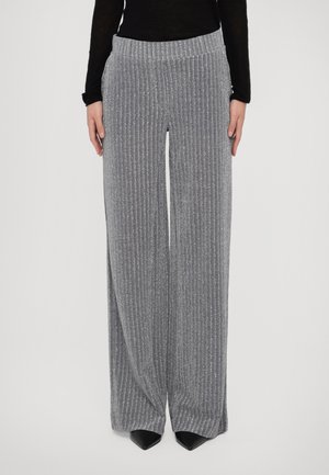 Pantalons larges gris en tissu côtelé et texturé avec un léger éclat, dotés d'une taille élastique et d'accents sur les côtés.