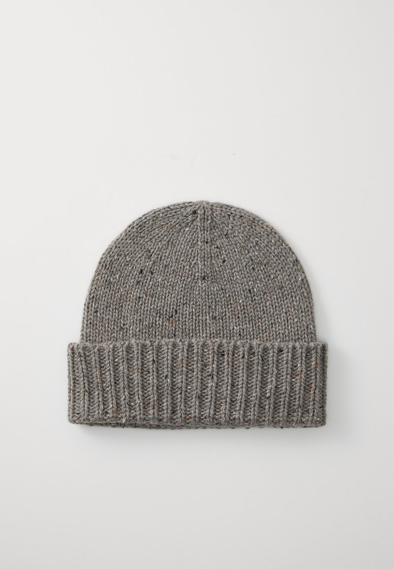 Bonnet tricoté gris avec un revers côtelé, présentant une texture mouchetée. Le tissu a l'air chaud et doux, adapté aux temps froids.