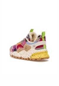 Sneaker multicolore con superiore in lana morbida, dettagli in suede beige e suola maculata. Presenta un'etichetta di estrazione verde e dettagli vivaci.