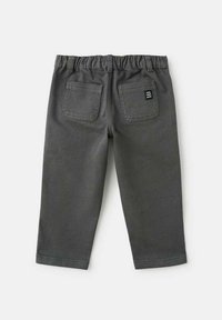 Grijze katoenen broek in een katoenmix met een brede elastische tailleband, twee achterzakken en een klein logo-etiket op de rechterzak.