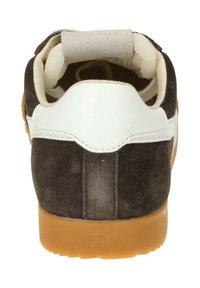 Sneaker in suede marrone con un accento in pelle bianca sul tallone, collo imbottito e suola in gomma textured color corda.