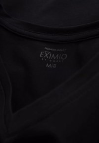 Musta T-paita, jossa on V-pään muotoilu, valmistettu pehmeästä kankaasta. Tägissä lukee "EXIMIO by OMBRE", koko M. Sujuva pinta ja ommellut reunat.