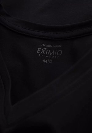 T-shirt noir avec un design en V, fabriqué en tissu doux. L'étiquette indique "EXIMIO par OMBRE", taille M. Texture lisse avec des bords cousus.