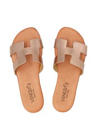Beige schuifsandalen met een brede, open teen en een "H"-vormig bandontwerp. Het bovenwerk is glanzend, met een luxe leren textuur en een platte, tankleurige inlegzool.
