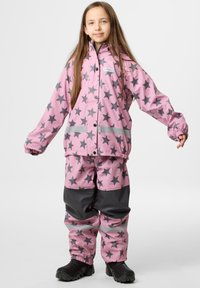 Pink vandtæt regnslag med grå stjernemønster, udstyret med elastiske manchetter, reflekterende striber og en blanding af ensfarvet pink og grå accenter.