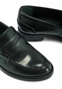 Czarne skórzane mokasyny z błyszczącym wykończeniem, na wsuwanie, z przeszyciami i niskoprofilową podeszwą.