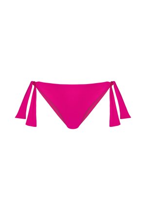 Jasnoróżowe majtki od bikini z wiązaniami po bokach na białym tle.