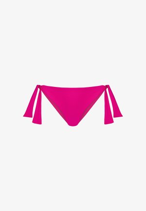 Jasnoróżowe majtki od bikini z wiązaniami po bokach na białym tle.