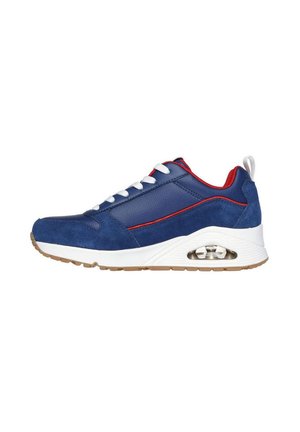 Zapatilla de deporte azul marino con materiales de ante y cuero, entresuela blanca, acentos rojos y amortiguación de aire en el talón. Suela de goma.
