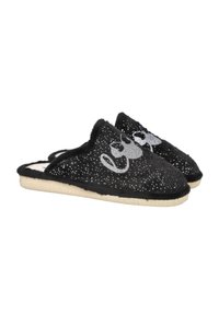 Pantuflas negras de felpa con destellos plateados y un diseño estilizado. Textura suave, forma abierta en la parte de atrás y suela beige para mayor comodidad en interiores.
