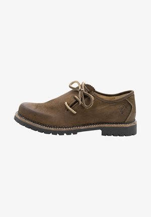 Bruine suède schoen met afgeronde neus, contrasterende lichte stiksels en gestructureerde veters. Dikke zwarte rubberen zool met profiel voor grip.