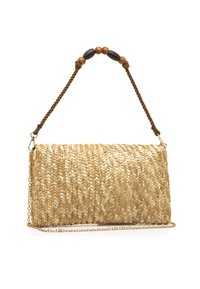Pochette en paille tissée beige clair avec motif géométrique, dotée d'une poignée en corde torsadée ornée de perles en bois et d'une bandoulière chaîne dorée.