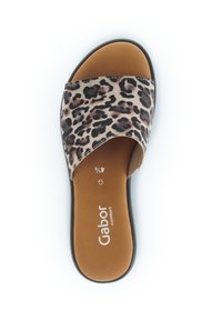 Infradito con stampa leopardata, dotate di una fascia superiore ampia e di una soletta imbottita marrone. Presenta una suola nera e il marchio "Gabor comfort".