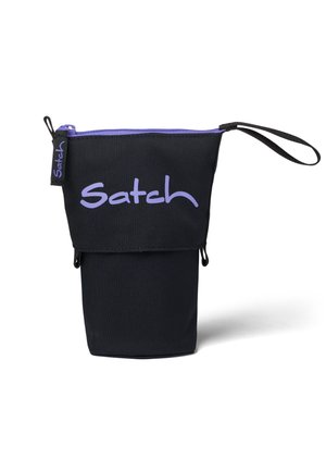 Zwart stoffen tasje met paarse ritssluiting en "Satch"-logo, voorzien van een polsbandje en een uitvouwbaar onderste gedeelte.