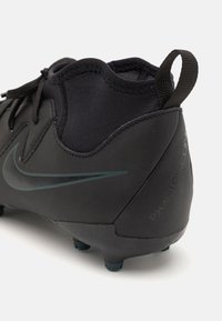 Crampon de football noir au design épuré, tige synthétique texturée, grand swoosh Nike et une boucle pour un enfilage facile.