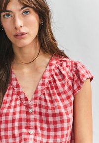 Next PETITE FIT - Blůza - pink red gingham