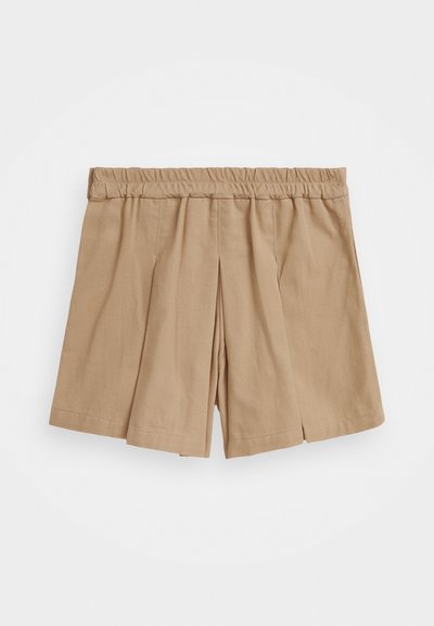 Beige shorts med elastisk midje, med plisseringer foran og et glatt, teksturert stoff. Ingen lommer eller distinkte mønstre.