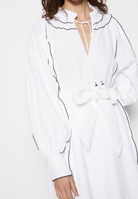 Claudie Pierlot Vapaa-ajan mekko - off-white