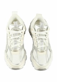 Valged spordijalatsid, millel on pealmine osa võrkpallisematerjalist ja sünteetilisest materjalist, läikivad hõbedased aktsendid, silmapaistev sallimisstruktuur ja paks, tekstuurne tald.