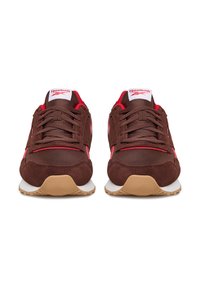 Braune Sneaker aus Wildleder und Mesh mit roten Akzenten, weißem Logo auf der Zunge und beiger Sohle. Verfügen über ein klassisches Schnürdesign und eine abgerundete Zehenpartie.