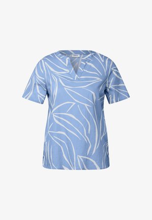 Top de manga corta en azul claro con cuello en V, con estampado de hojas blancas, hecho de una tela suave para mayor comodidad y transpirabilidad.