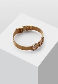 Il bracciale in rete dorata presenta un design con chiusura e accenti decorati, comprendente tre pietre trasparenti, mostrando una finitura elegante e texturizzata.