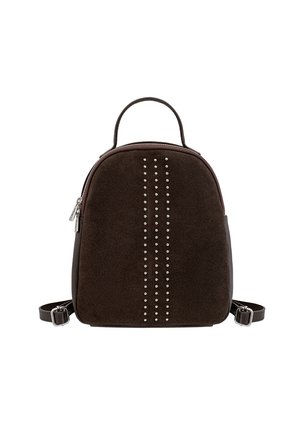 Pruun suede seljakott ümarate kujunditega, millel on dekoratiivsed hõbedased nupud vertikaalsete ridade kaupa, ülemine käepide ja reguleeritavad õlarihmad.