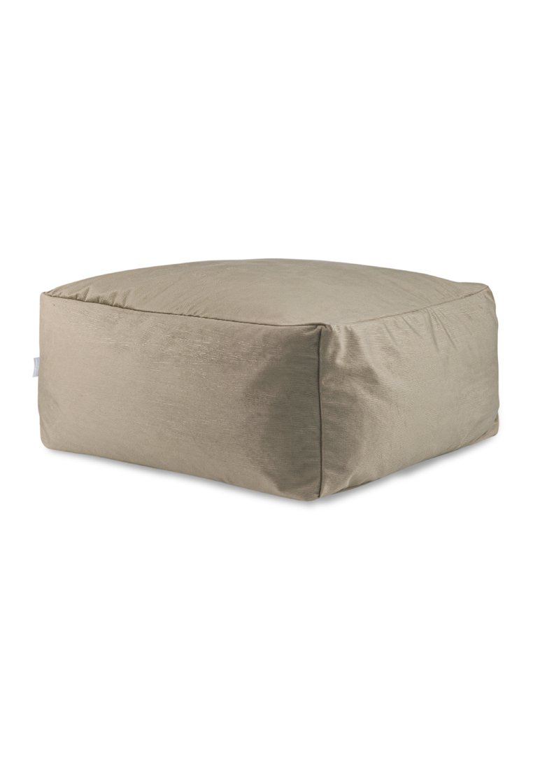 Pouf quadrato in un tessuto beige neutro, con una superficie liscia e leggermente texture e bordi semplici e puliti. Nessuna hardware o motivo visibile.
