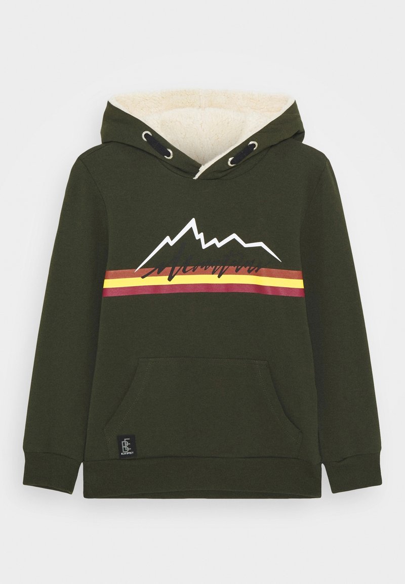 Sweat à capuche vert foncé avec motif de montagne blanc, rayures rouges et jaunes, poche avant et capuche doublée en polaire crème.