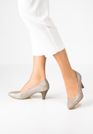 Escarpins scintillants dorés avec un bout pointu et un talon conique moyen, présentant une texture lisse et un éclat subtil.