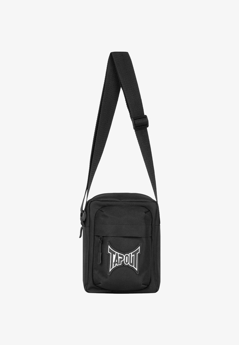 Čierna ramenná taška s nastaviteľným popruhom, obdĺžnikový tvar, látkový materiál, predná priehradka na zips a logo "TAPOUT" v bielej farbe.