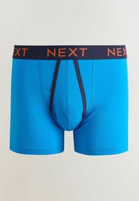 Boxeri bărbătești de culoare albastru deschis, cu talie închisă la culoare, cu text portocaliu "NEXT" și cusături verticale închise la culoare pe buzunarul din față.
