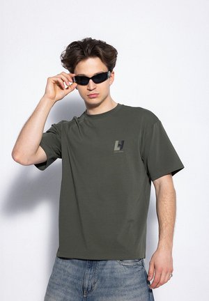 - T-shirt basic