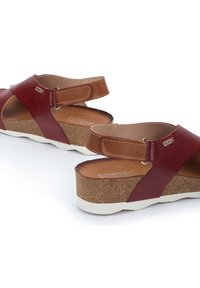 Pikolinos MAHON - Sandalias de cuña - brown