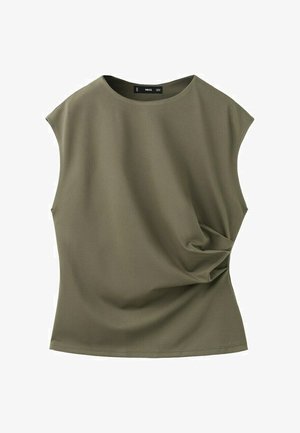 Bezruký olivově zelený top s kulatým výstřihem a na pravé straně v oblasti pasu s nařaseným detailem látky.