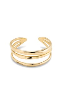 Brazalete de cuff en tono dorado con tres bandas redondeadas y extremos ovalados, con una superficie lisa y pulida y un diseño minimalista.
