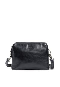 Borsa a tracolla in pelle nera con una texture liscia, chiusura a zip, tracolla rimovibile e dettagli in metallo argentato. Forma rettangolare compatta.
