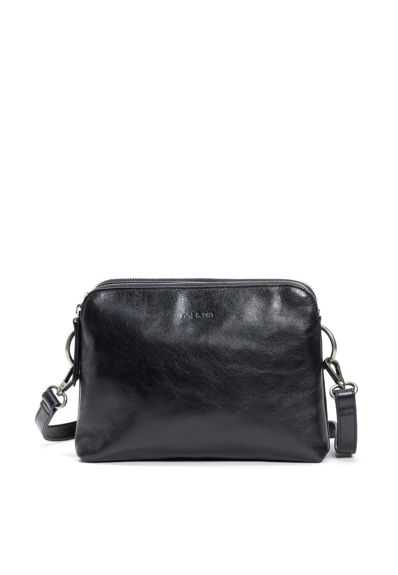 Borsa a tracolla in pelle nera con una texture liscia, chiusura a zip, tracolla rimovibile e dettagli in metallo argentato. Forma rettangolare compatta.