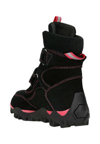 Zwarte wandelboots met roze accenten, van suède materiaal, robuute zool, dubbele gespbanden en een gewatteerde kraag voor extra comfort.